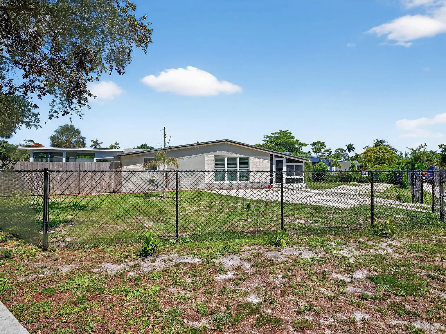 3 bed, 2.0 bath, 1643 sqft, $4,000 — Photo 3