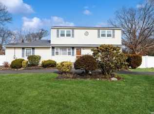 3 Garden St, Holtsville, NY 11742