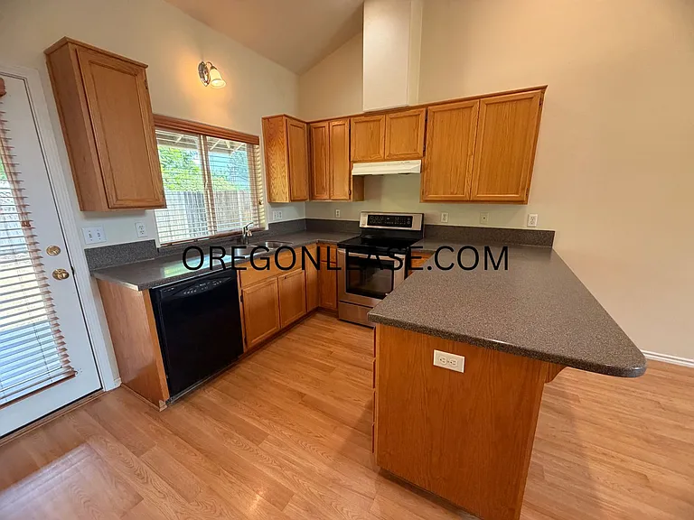 2 Bedroom Duplex in North Eugene — Photo 7