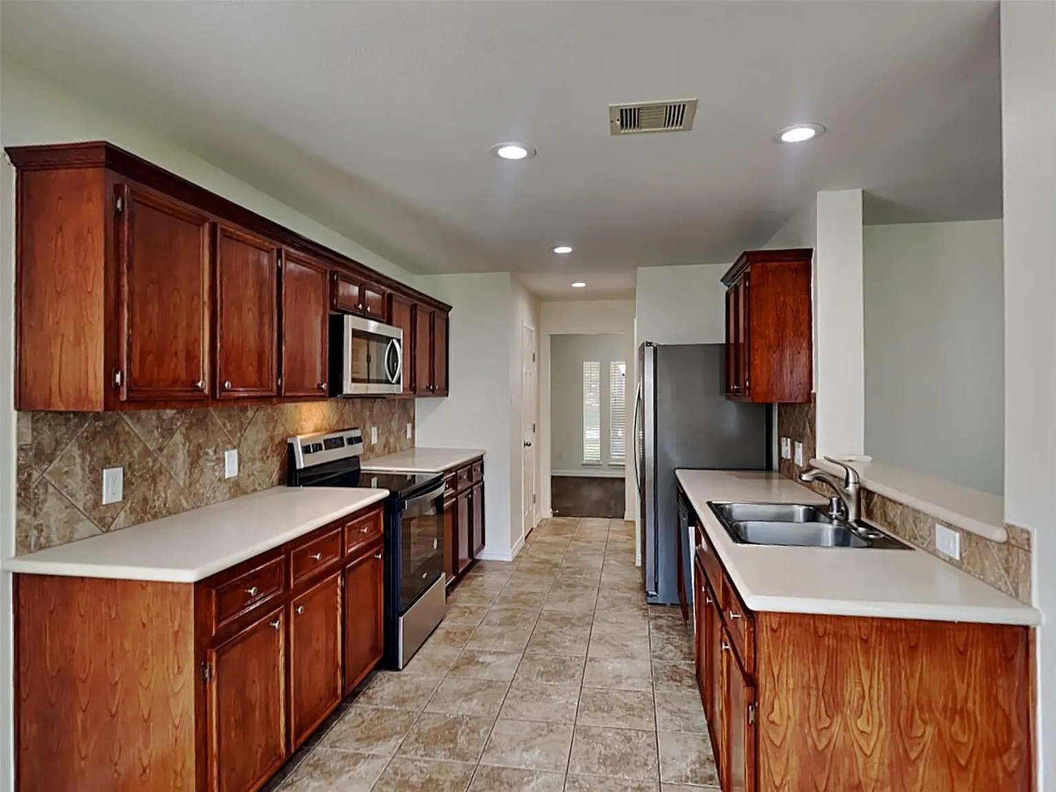 4 bed, 2.5 bath, 2464 sqft, $2,095 — Photo 2
