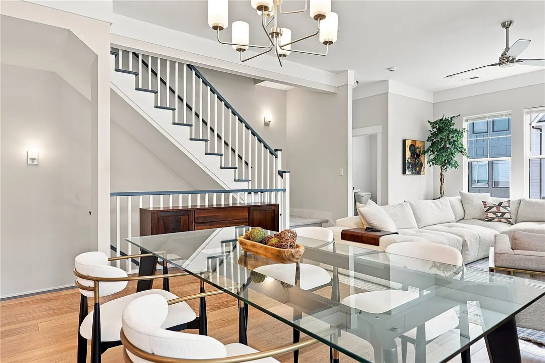 3 bed, 3.5 bath, 2200 sqft, $3,400 — Photo 3