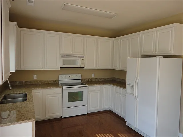 10 Canso St — Photo 3
