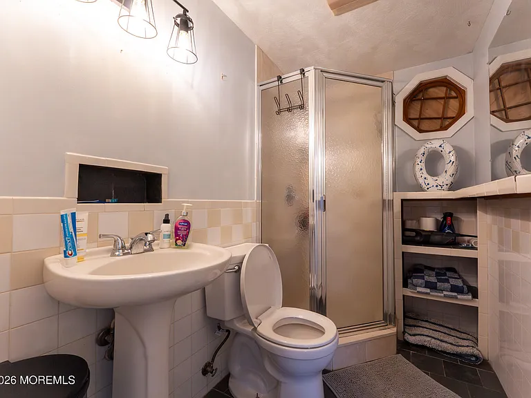 406 Lawrence Dr — Photo 8