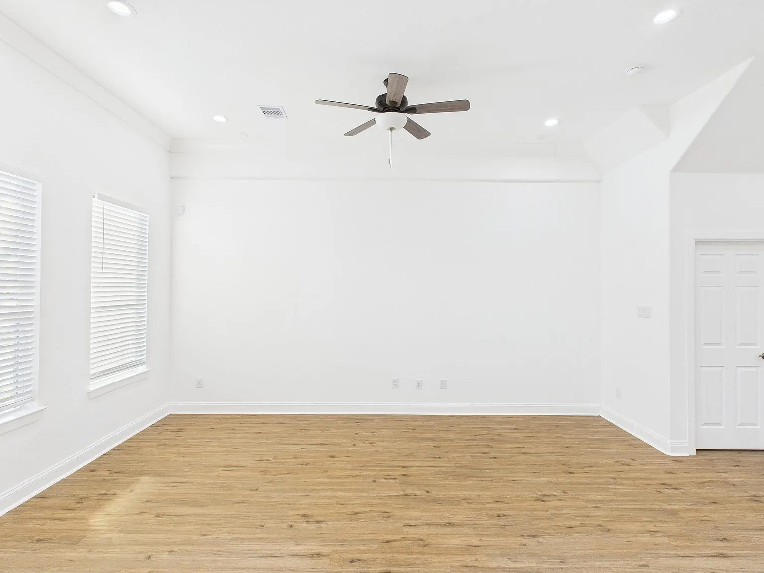 3 bed, 2.5 bath, 1466 sqft, $1,800 — Photo 3