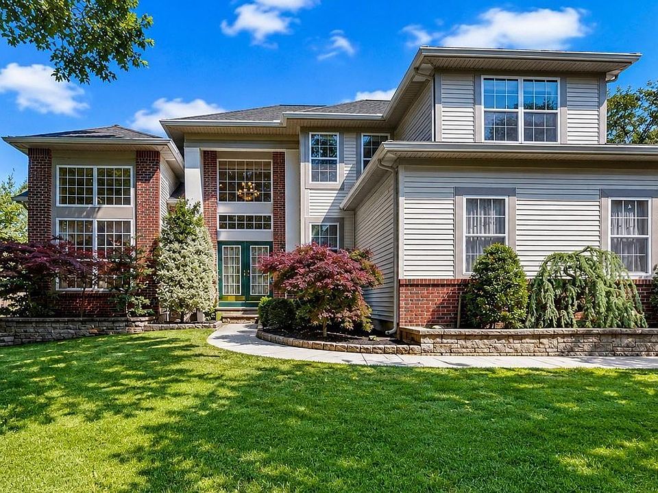 1st image of 207 Easton Ct