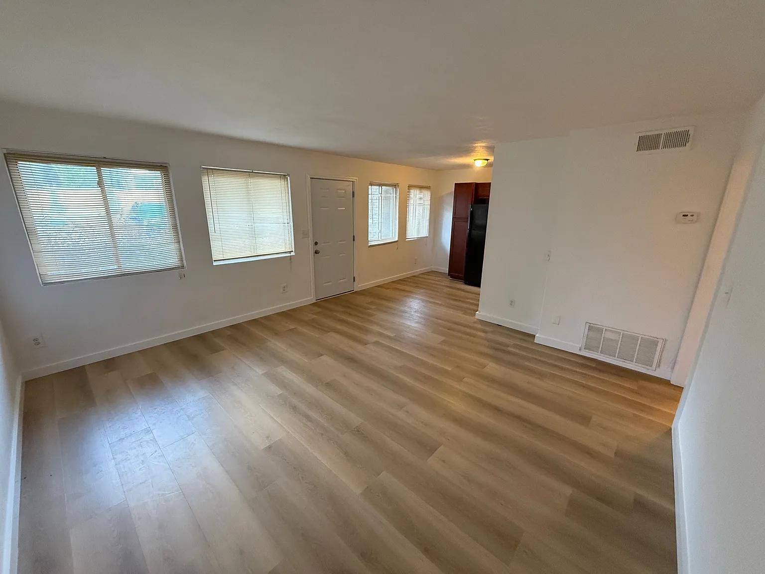 2 bed, 950 sqft, $1,100 — Photo 2
