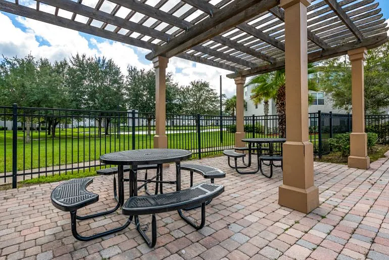 Madelyn Oaks Apartments — Photo 4
