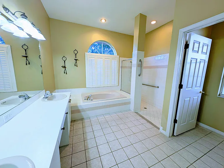 5667 Wellington Ct — Photo 33