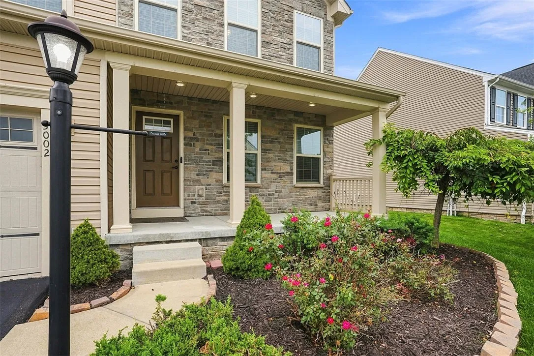 4 bed, 3.5 bath, 2344 sqft, $3,600 — Photo 3