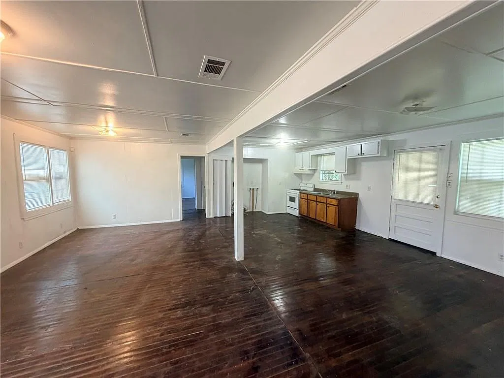 4 bed, 2.0 bath, 1392 sqft, $1,400 — Photo 3