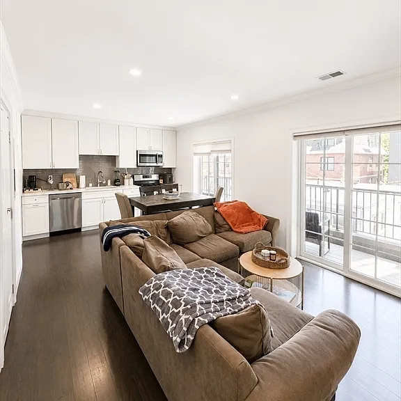 728 E Broadway #207 — Photo 2