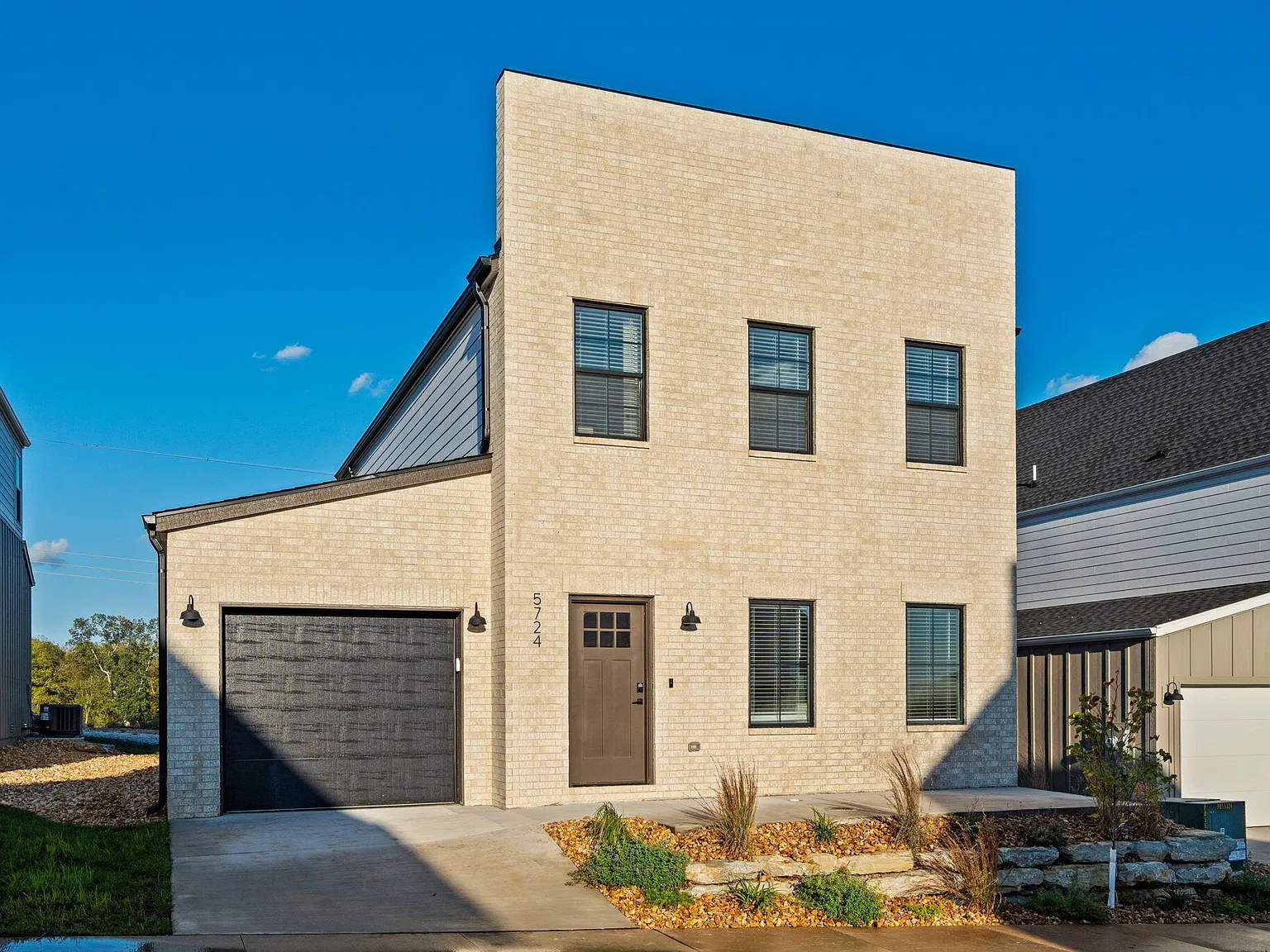 4 bed, 3.5 bath, 2100 sqft, $3,095 — Photo 2