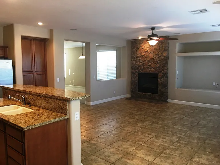 300 W Wisteria Pl — Photo 10