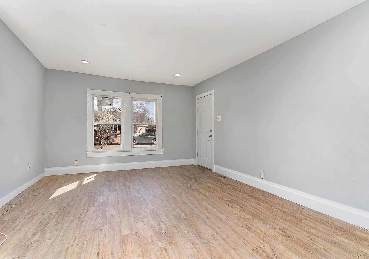 Spacious 4-Bedroom Home in Prime Dallas Location Near Transit, Schools & Downtown Access — Photo 3