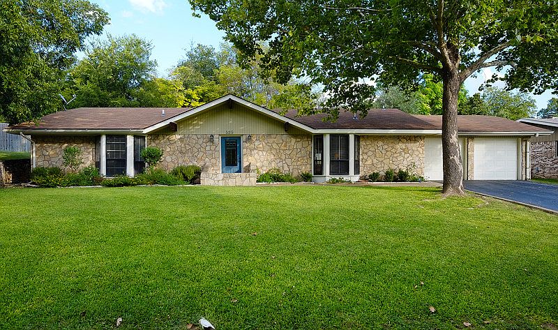 1st image of 525 Valley Dr