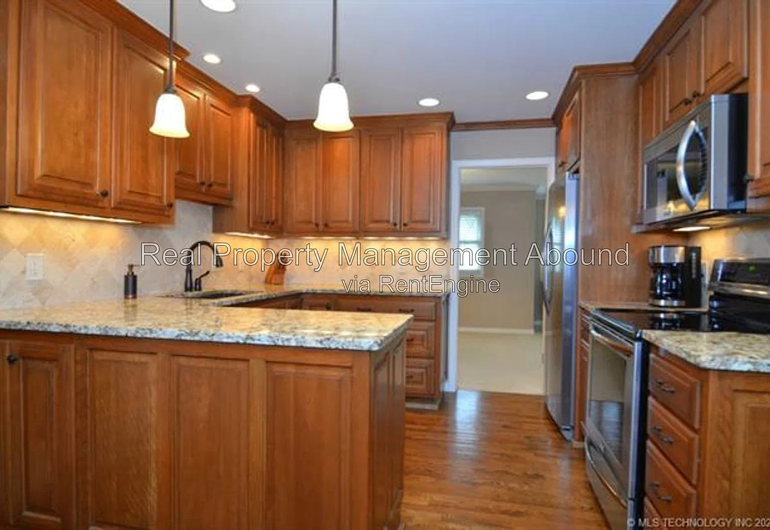 3 bed, 2.5 bath, 1998 sqft, $1,900 — Photo 3