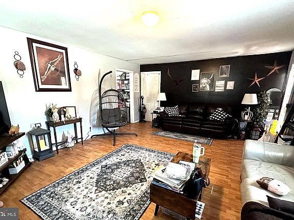 3rd image of 24072 Hollywood Rd