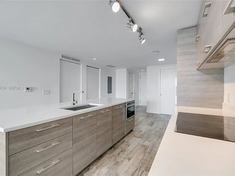 650 NE 32nd St #802 — Photo 7