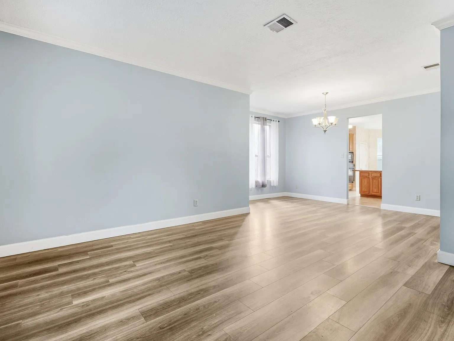 4 bed, 2.5 bath, 2671 sqft, $2,600 — Photo 3