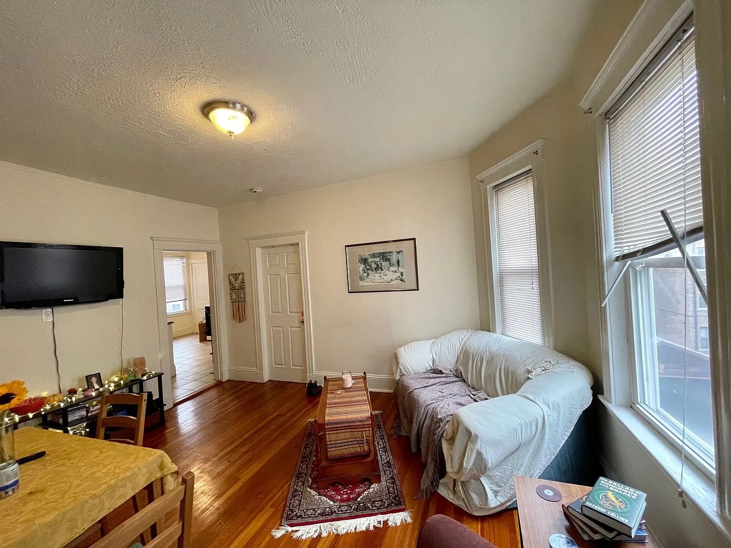 Charming 3 Bedroom-No Broker Fee — Photo 2