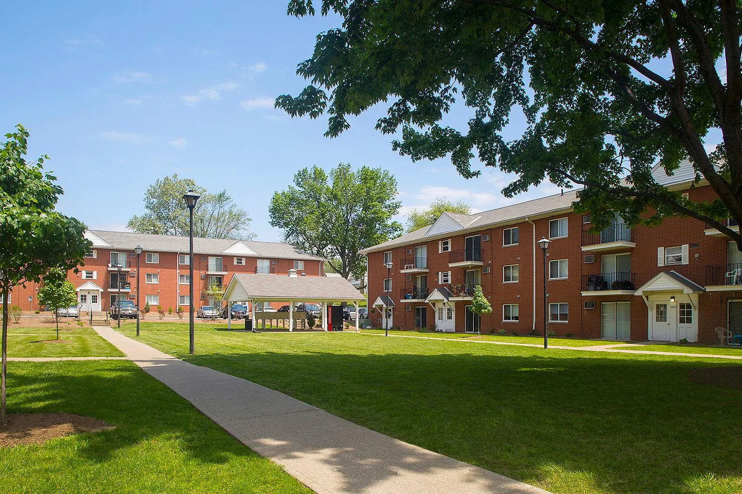 St Charles Court Apartments — Photo 1