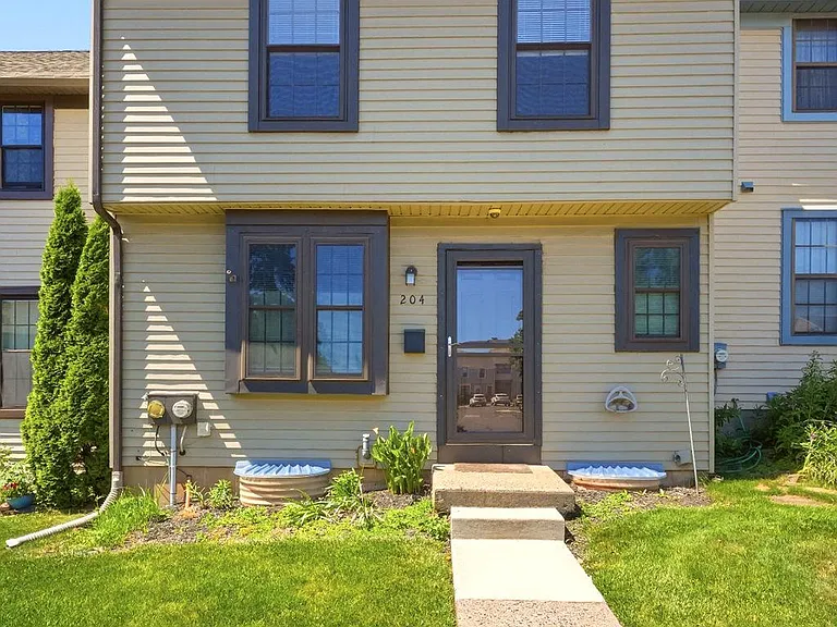 204 Livingston Ct — Photo 3