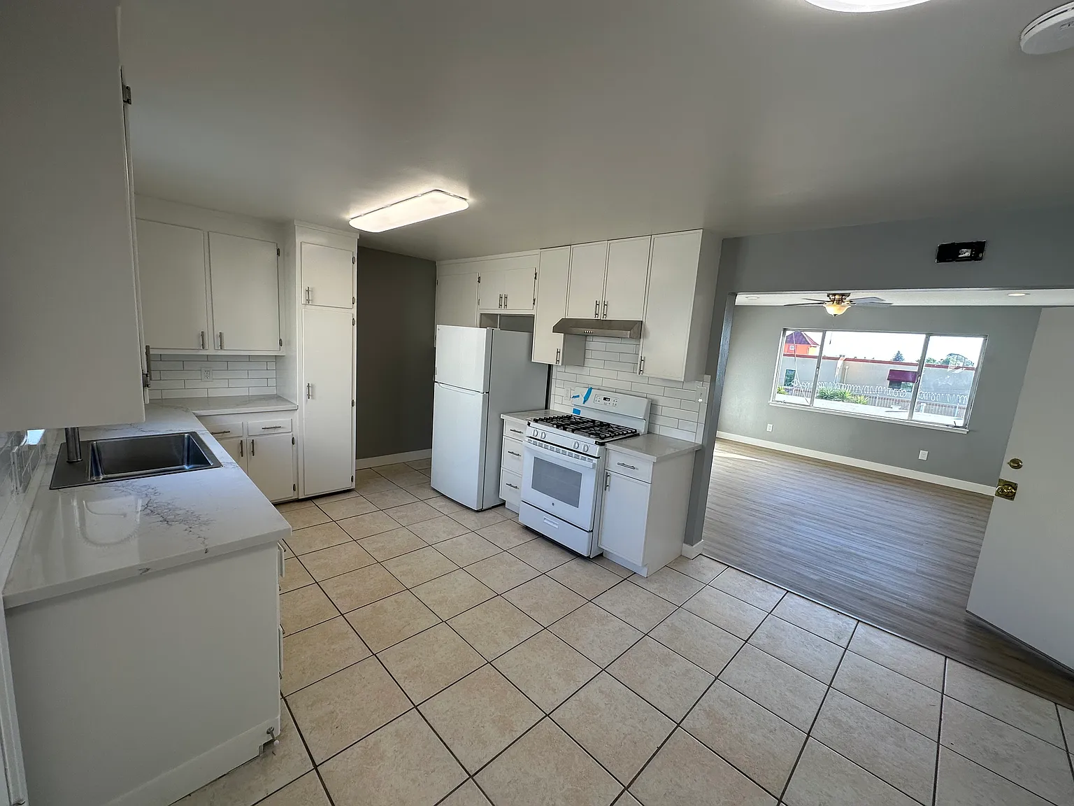 3 bed, 1067 sqft, $2,995 — Photo 2