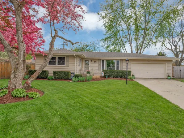 804 Balmoral Ct, East Dundee, IL 60118