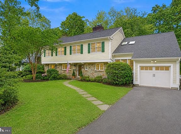 2nd image of 3202 Juniper Ln