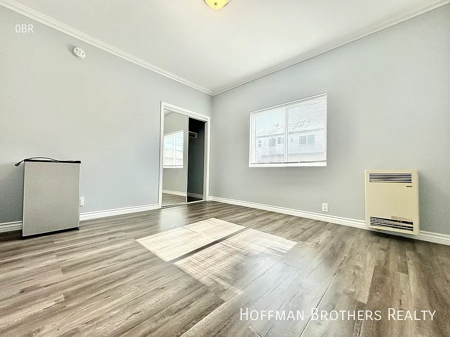 Studio, $905 — Photo 1