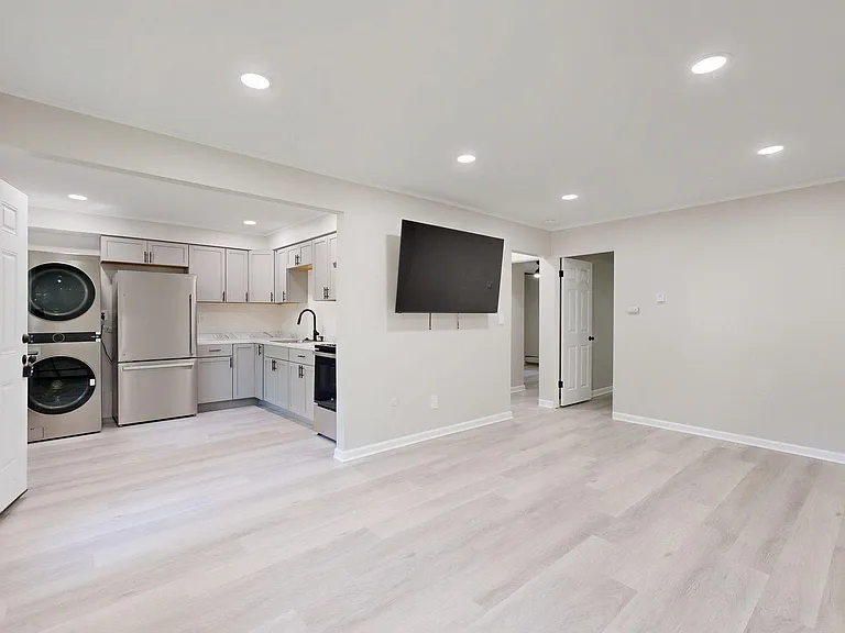 124 Allen Dr #1 — Photo 11