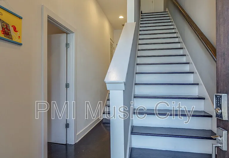 1027 Wedgewood Ave — Photo 3