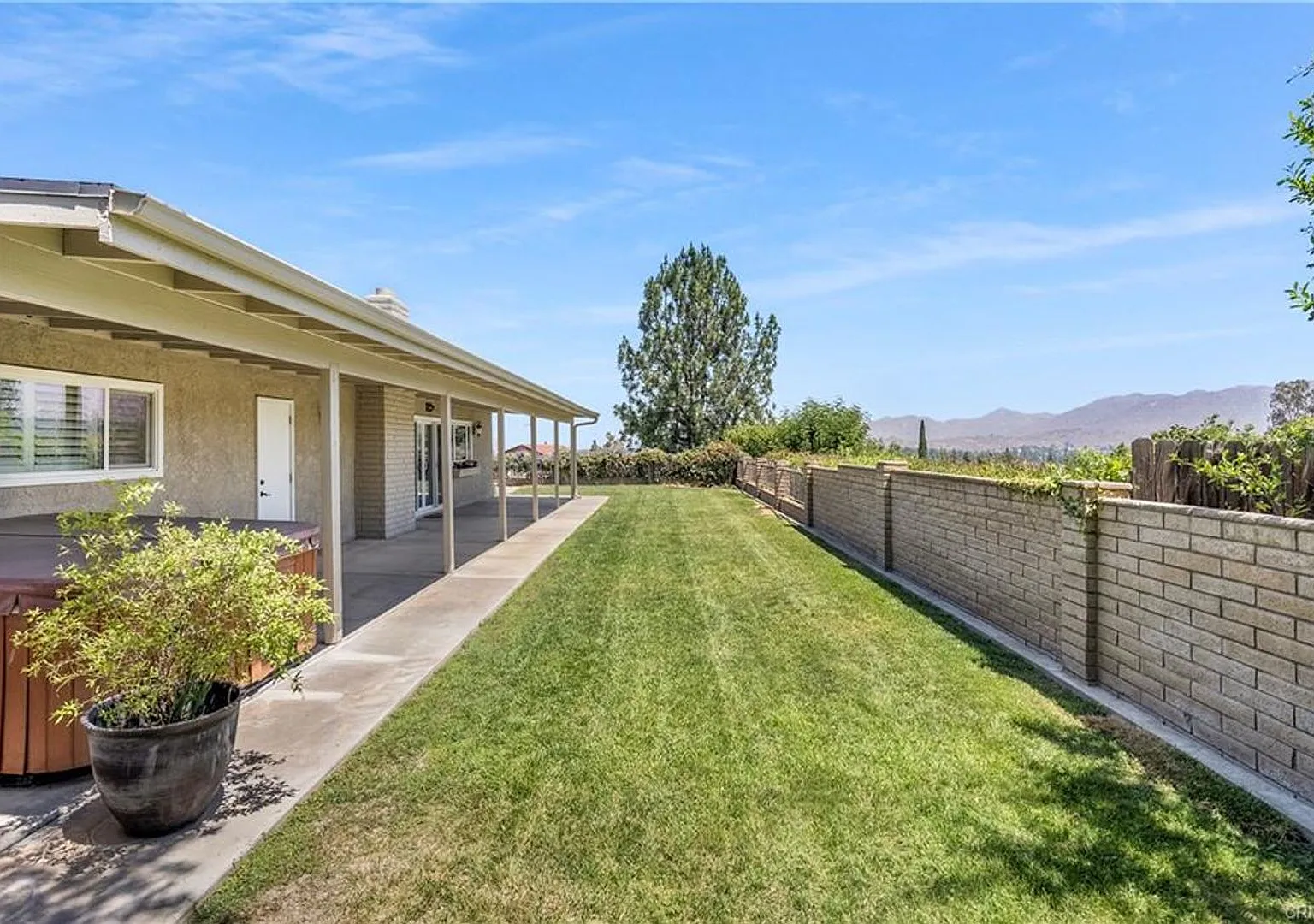 Single-Level home in Canyon Crest for rent — Photo 2
