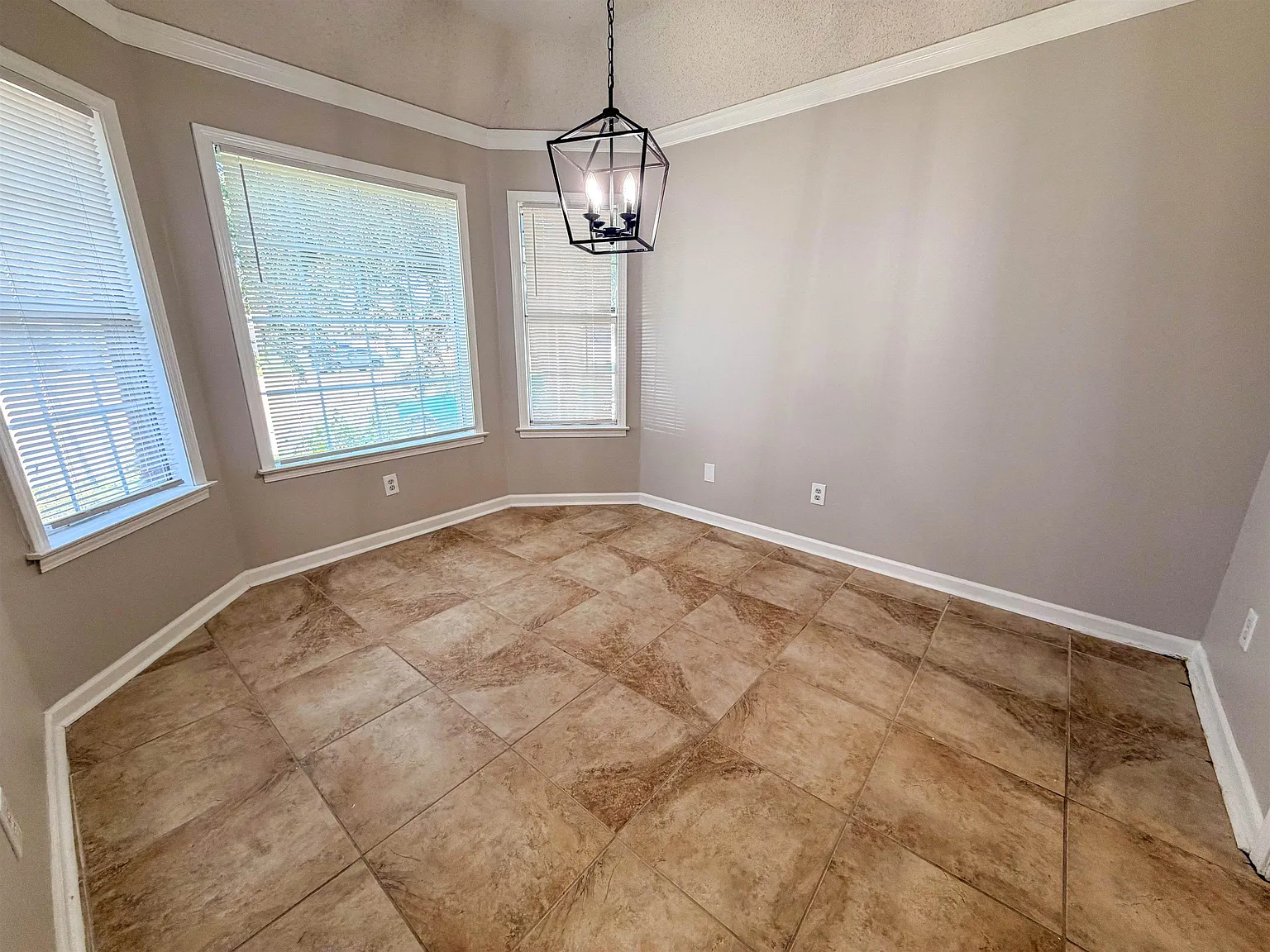 3 bed, 2.0 bath, 1376 sqft, $1,750 — Photo 2
