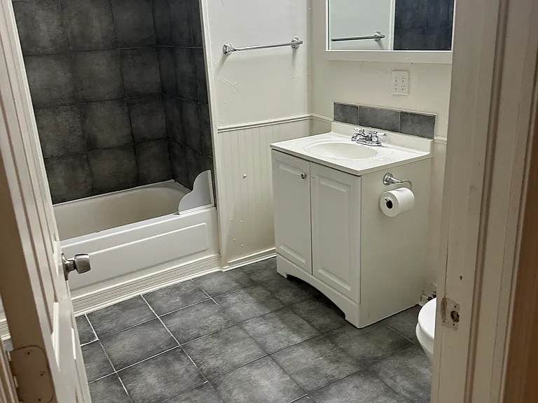 404 E Oak St — Photo 42