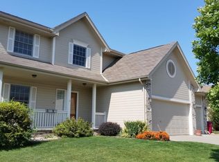 306 Longwood Dr, Papillion, NE 68133