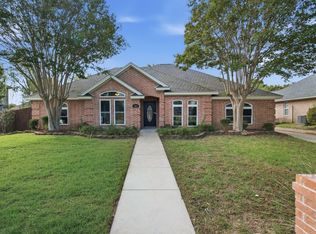 405 Montreal Dr, Hurst, TX 76054