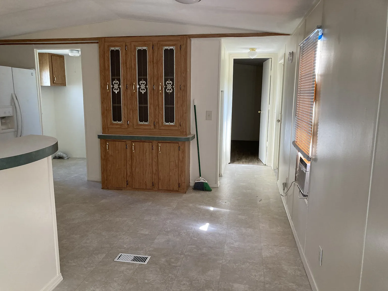 3 bed, 1200 sqft, $1,375 — Photo 3