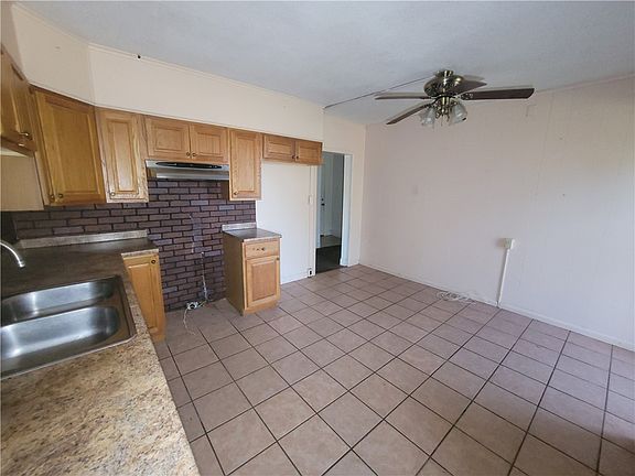 4th image of 608 E Crawford Ave