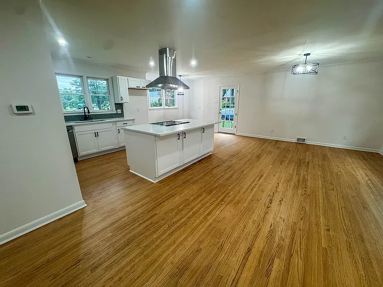5504 Normandy Rd — Photo 2