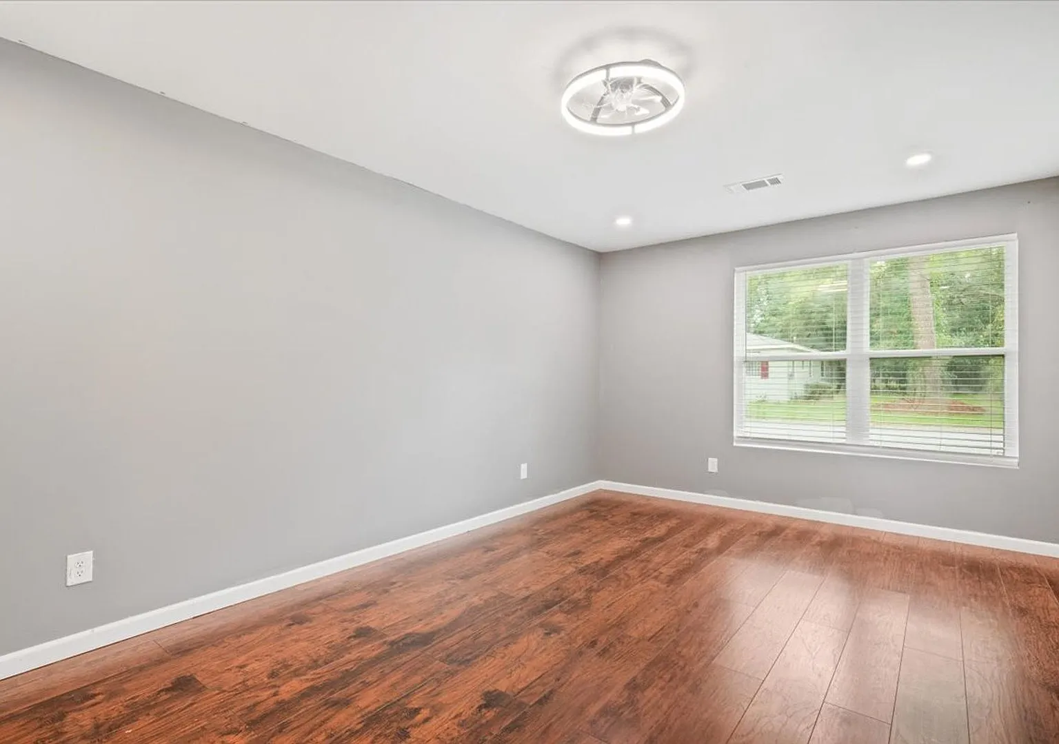 2BR/1BA Home | Bright & Spacious | 5 Mins to Downtown Savannah — Photo 4