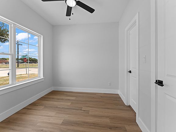 5th image of 3825 Williamsburg Dr