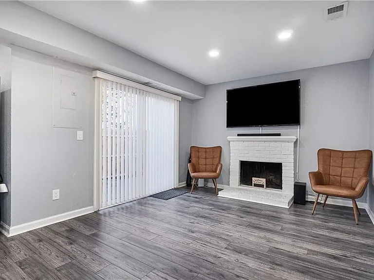 5900 Clear Springs Ct — Photo 12