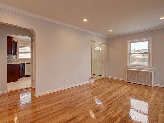 3rd image of 324 Chester St