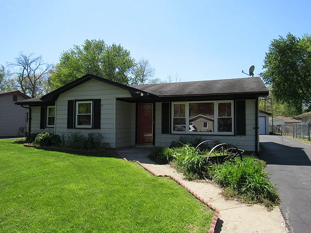 2102 Woodview Dr photo 1