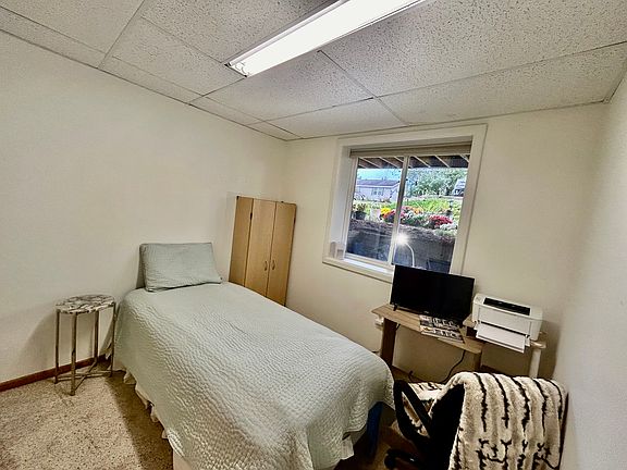 2 bedroom, twin bed or can use like an office