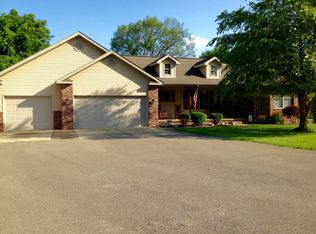 22708 White Oaks Ln, Athens, IL 62613