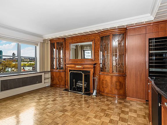 5th image of 16 Sutton Pl #9/10C