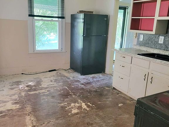 4th image of 19425 Ridge Ave