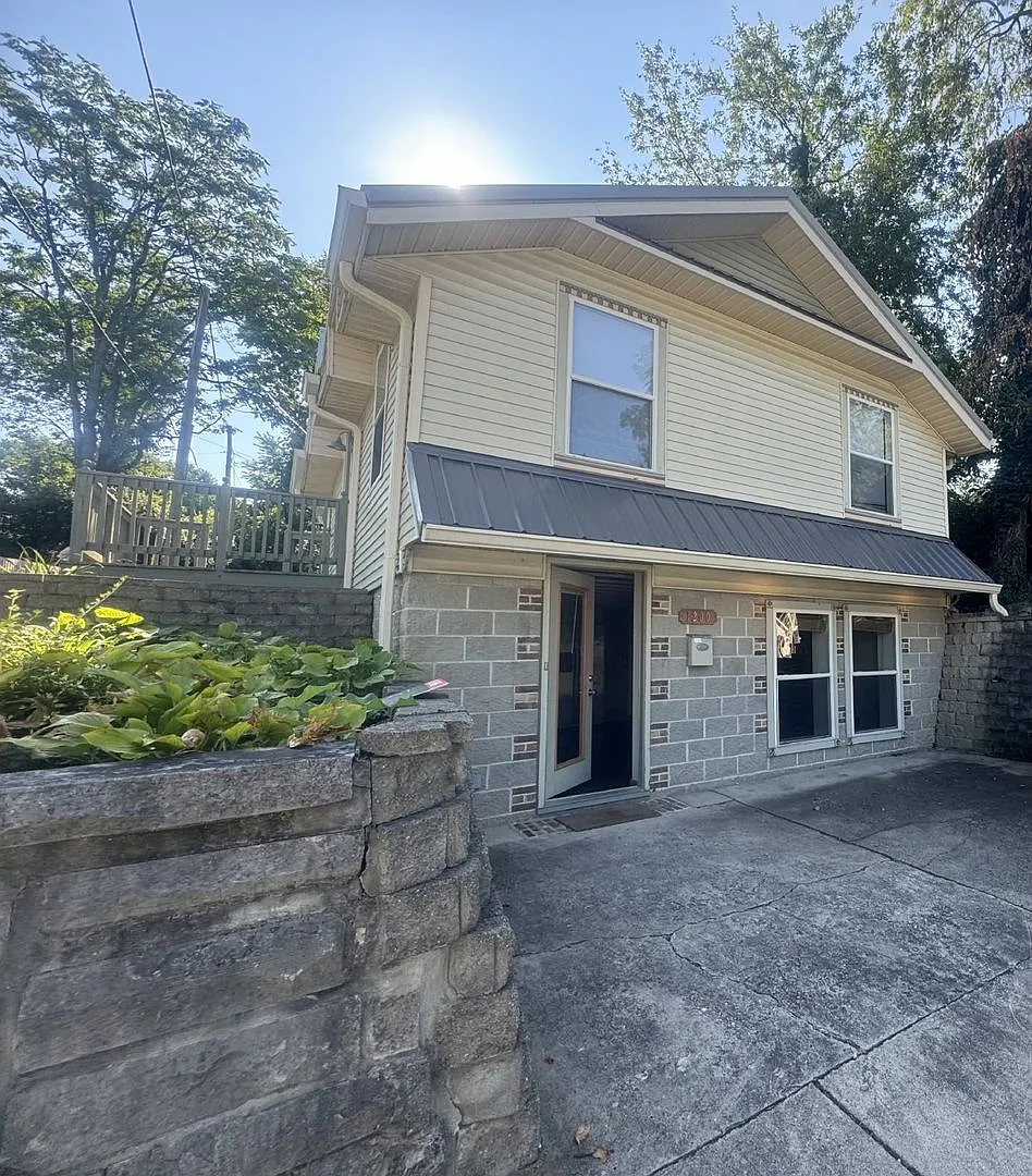 3 Bedroom/2 Bath House Close to Stadium! — Photo 1